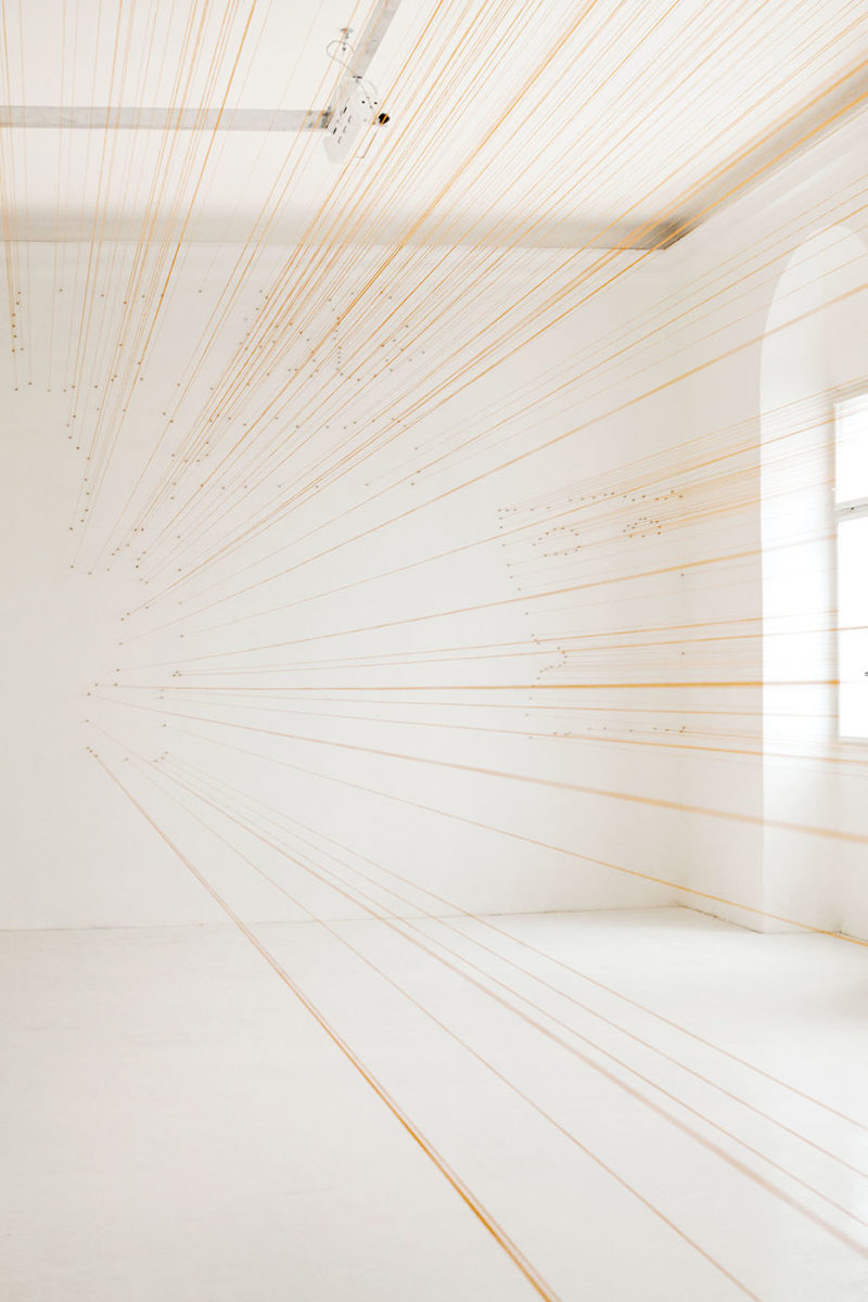 Michaela Vrbková, Infraordinary, 2019. Instalation, hooks, building string